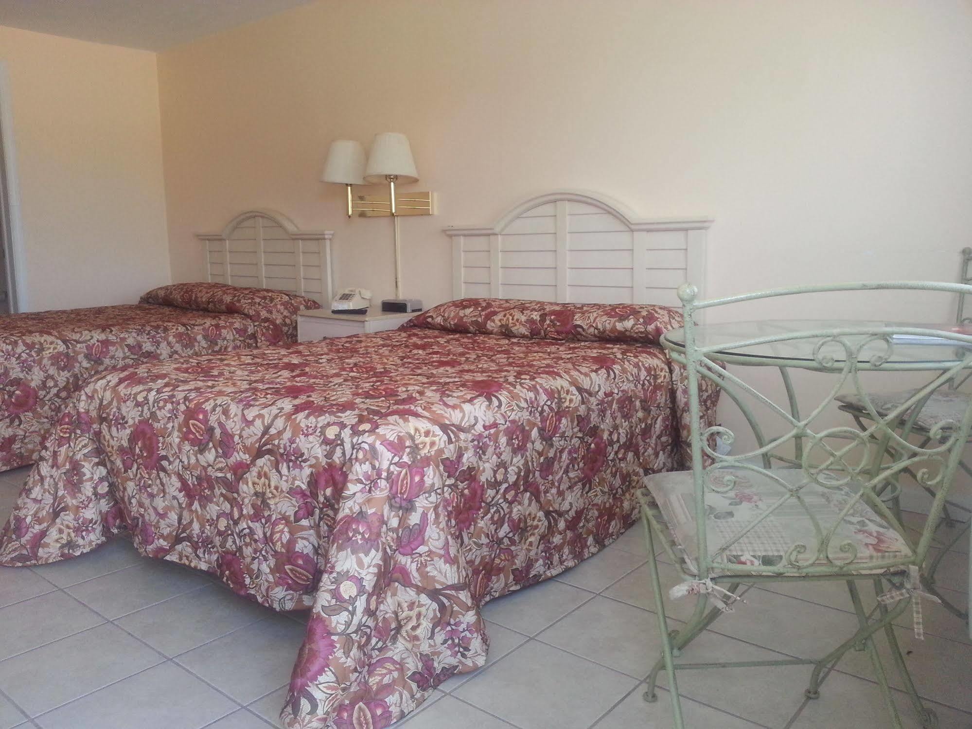 Lowes Wharf Marina 3*