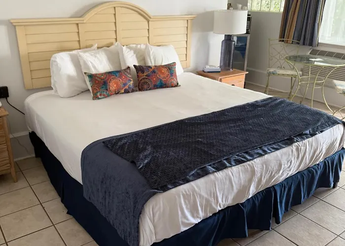 Lowes Wharf Marina Inn